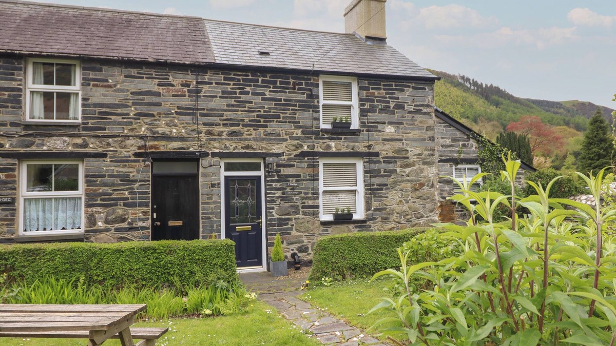 Tywyn Cottage | ARTHUR’S COTTAGE, pet friendly, character holiday cottage in Tywyn