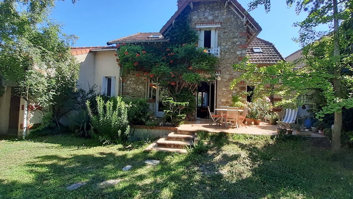 Sainte-Genevieve-des-Bois House | Artist's house in the heart of town