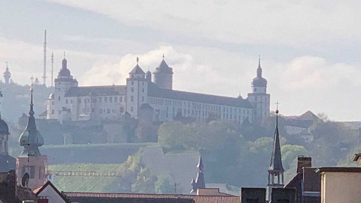 Wurzburg City Centre Apartment | Artist apartment in the city center of Würzburg with a view of the fortress