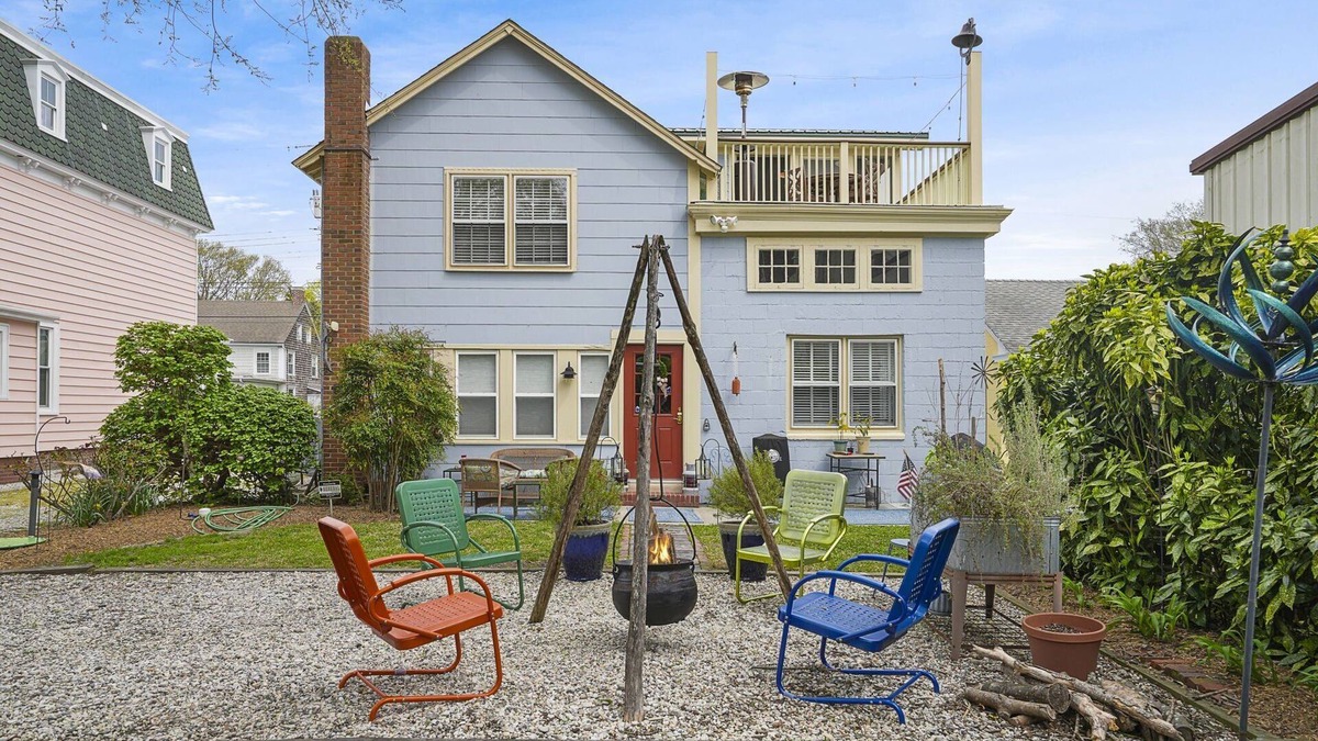 Wachapreague Apartment | Artist Apartment - Idyllic villa steps from Town & the waterfront!