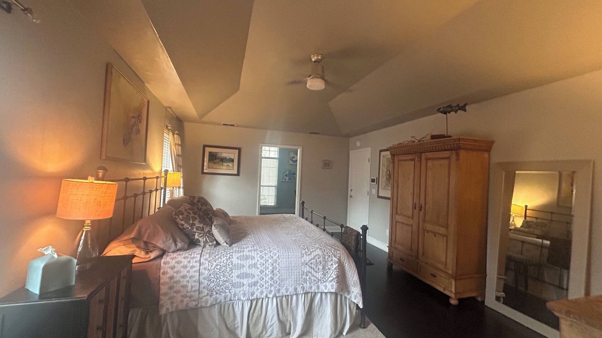 Tallahassee House | Artist residency in Tallahassee is a beautiful 3 bedroom home with an office.