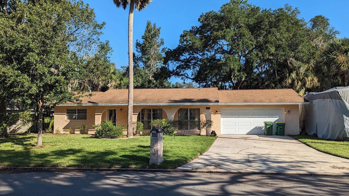 Jacksonville Beach House | Artist's Beach Retreat under the Oaks with Hot Tub near Mayo