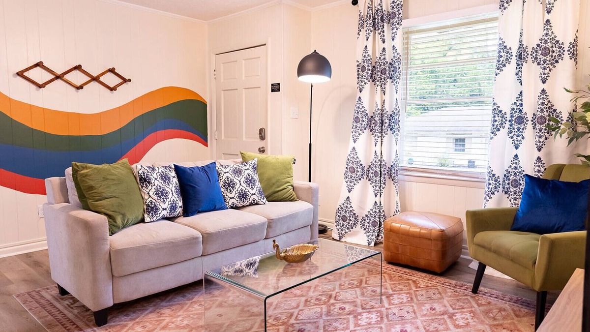 Covington House | Artist's Bungalow- 1/2 mi from Covington Square