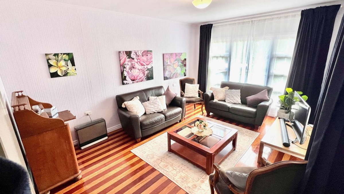 East Toowoomba House | Artist's Cottage - Cosy Home in Quiet Leafy Street