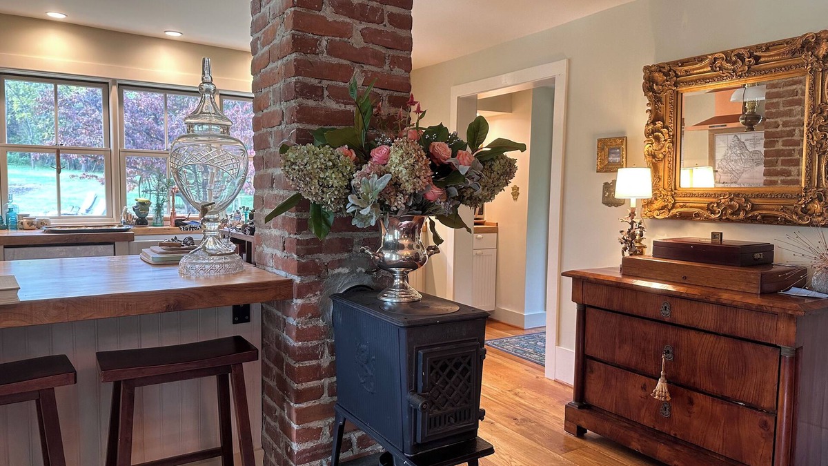 Roseland Bed & Breakfast | Artist's Historic Farmhouse + Mountain Cideries + Bed & Breakfast, Fire pit