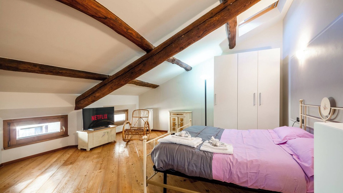 Old Town Apartment | (Artist's Nest) Attic in the Center near the Lake