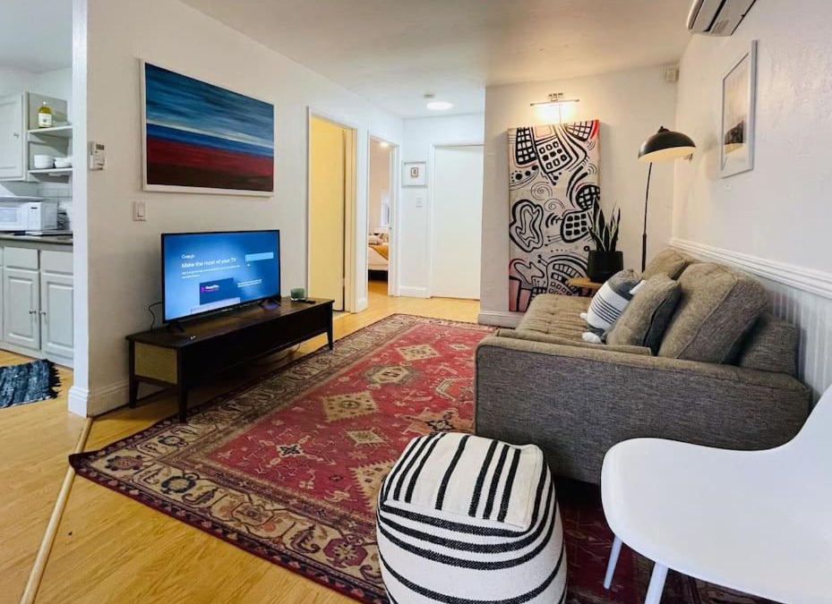 North Oak Park House | Artist's retreat near the heart of the city