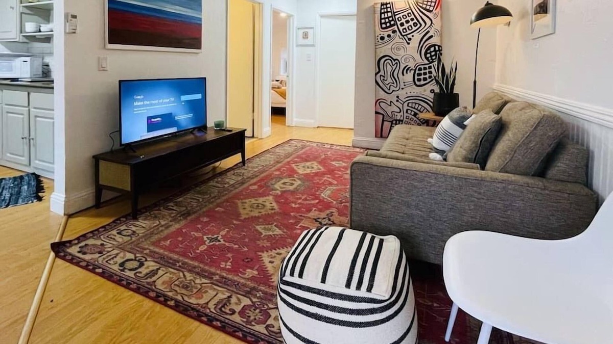 North Oak Park House | Artist's retreat near the heart of the city