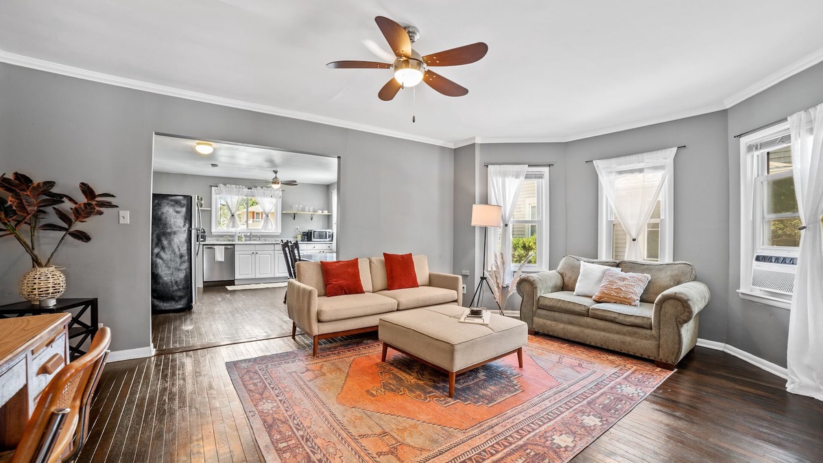 Maple Ridge Apartment | Artistic apartment with pool, 5-min to downtown