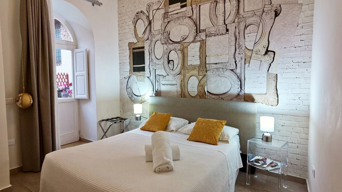 Centro Storico House | Artistic Charming House - Near the Royal Palace of Caserta - Superior Double Room