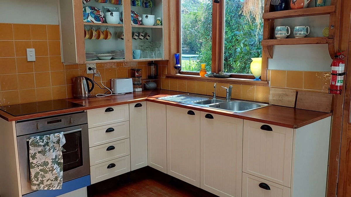 Raumati South House | Artistic cottage and Garden sanctuary
