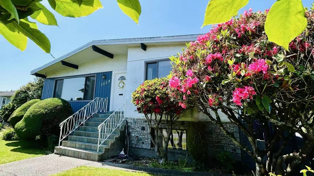 Killarney House | Artistic & Gallery inspired Room in central Vancouver