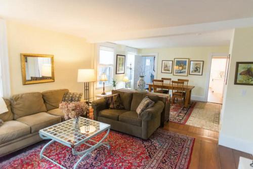 Salem Apartment | Artistic Historical home, walkDT