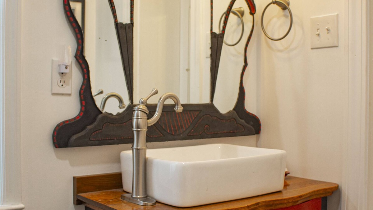 Paris Bed & Breakfast | Artistic Lodging King Suite