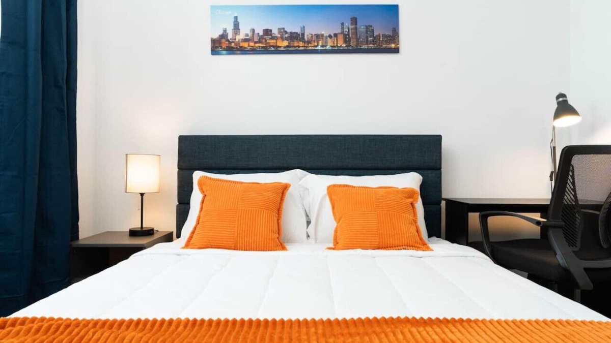 Uptown Apartment | Artistic Loft Rooftop | 13 mins DT | 4 mins Lake