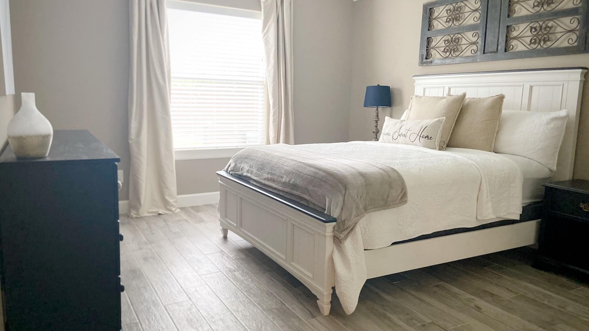 Tomball House | Artists’ Abode - Walk to Main Street!