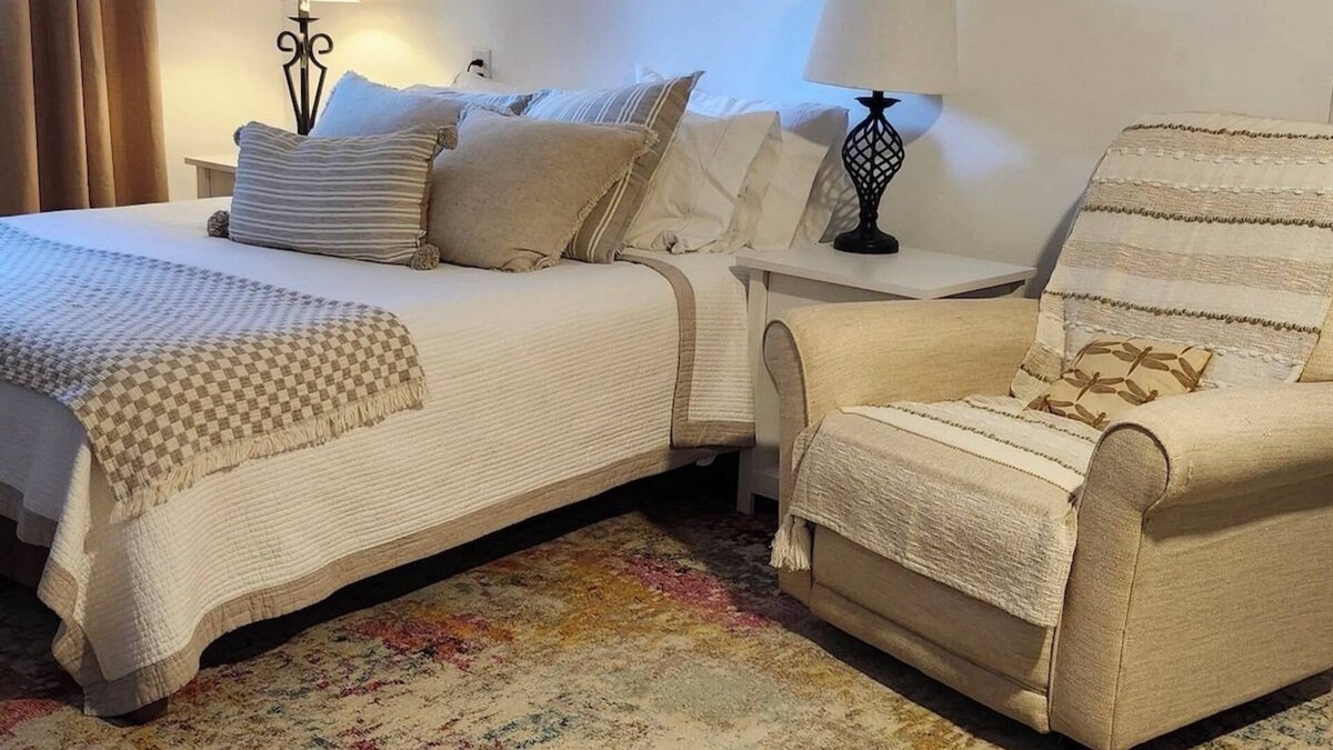 Fairhope Apartment | Artist’s Cozy Studio Retreat, A short walk to Mobile Bay and Downtown Fairhope