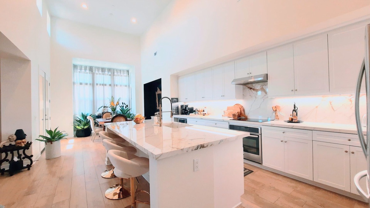 Camarillo House | Artist’s modern luxe 3 br 3 ba gem- 2 large Primary suites