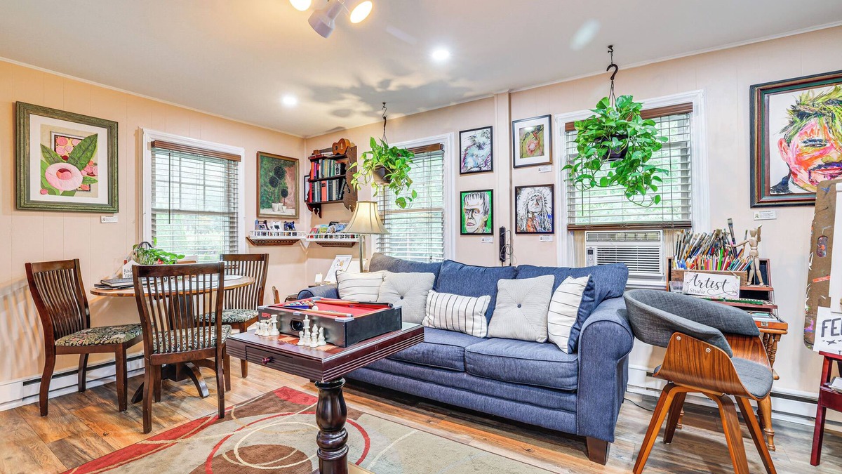 Scotrun Cottage | Artsy Cottage in Scotrun w/Studio Space & Hot Tub