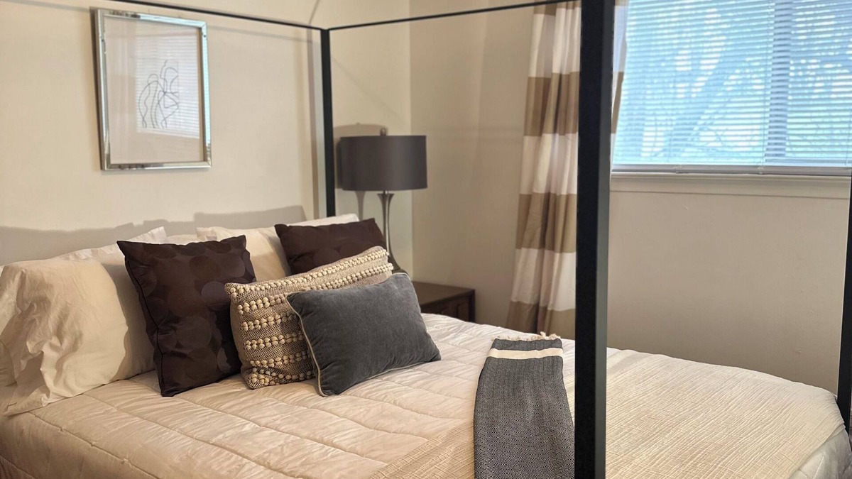 Southfield House | Artsy Cozy & Central! Near Berkeley, Royal Oak, DTWN Detroit, Zoo & Dream cruise