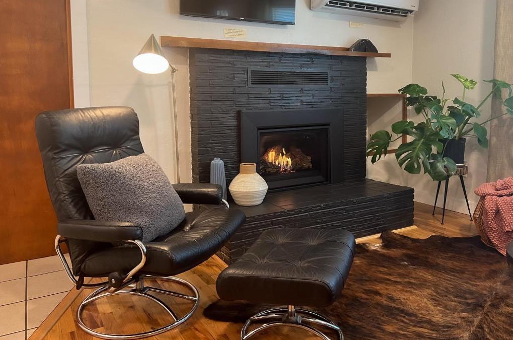 Phoenix House | Artsy Mcm Guesthouse W Spa Soaking Tub