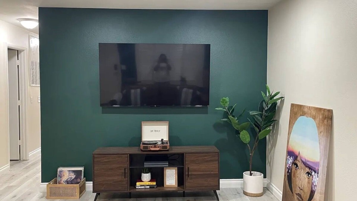 Green Valley North Condo | Artsy Mid-Century Modern 2br2ba