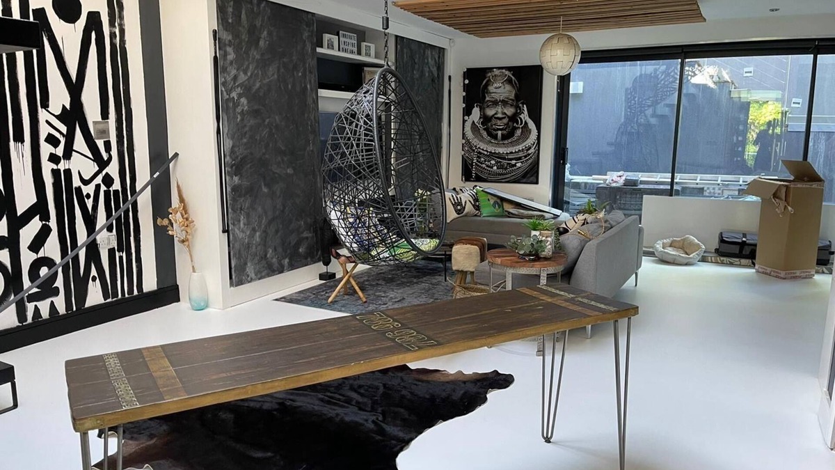 Caterham House | Artsy Retreat - Sleeps 8, Free Parking & Balcony