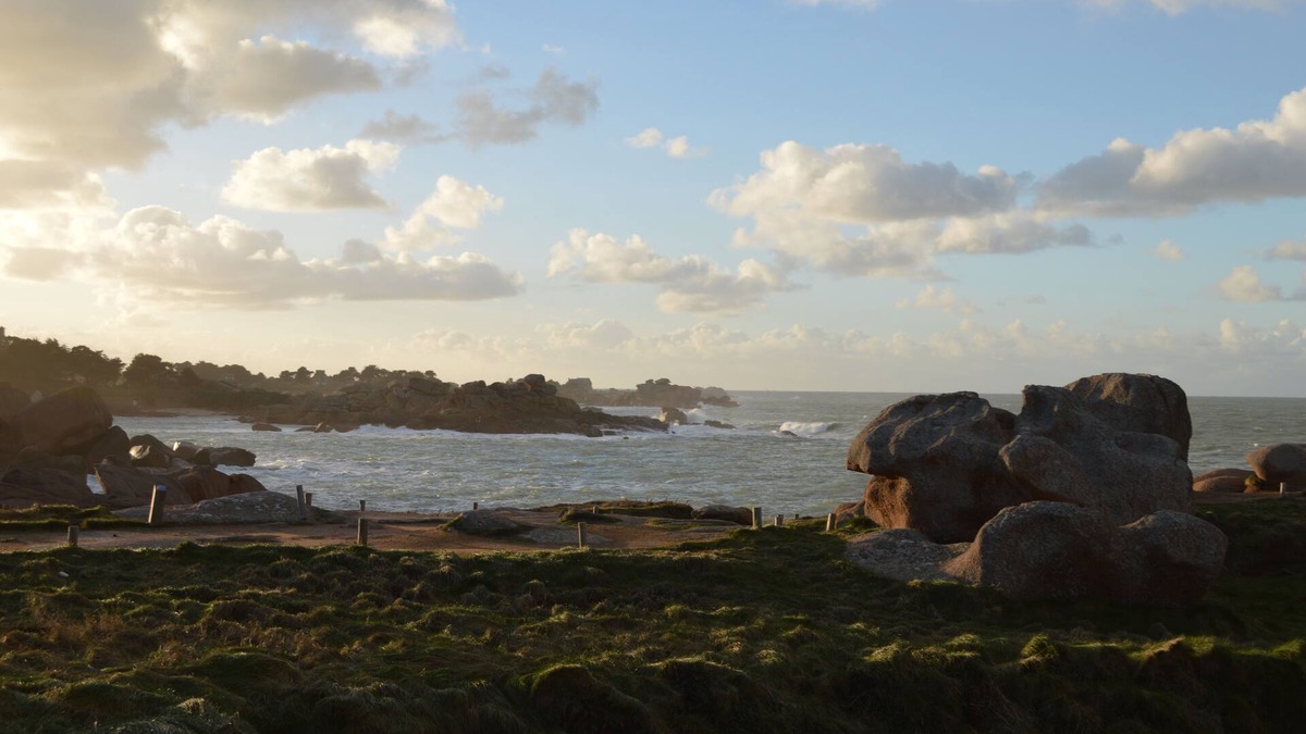 Louannec Condo | Arty, self-contained accomodation on "la cote de granit rose" 800m from the Breton sea