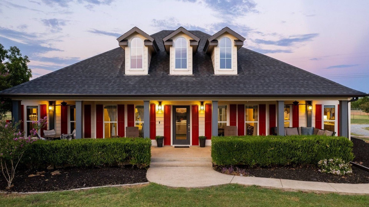 Van Alstyne House | As Seen on HGTV l Events Welcome l 18-Acre Ranch