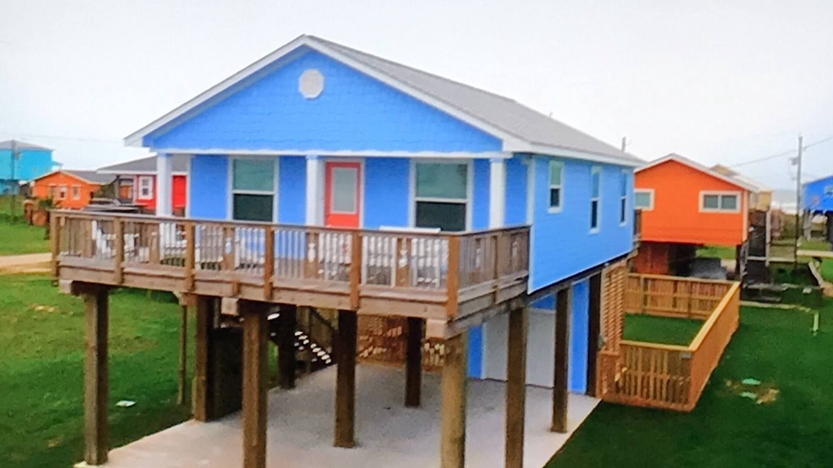 Surfside Beach House | AS SEEN ON HGTV! Monthly Discount/Steps from the beach