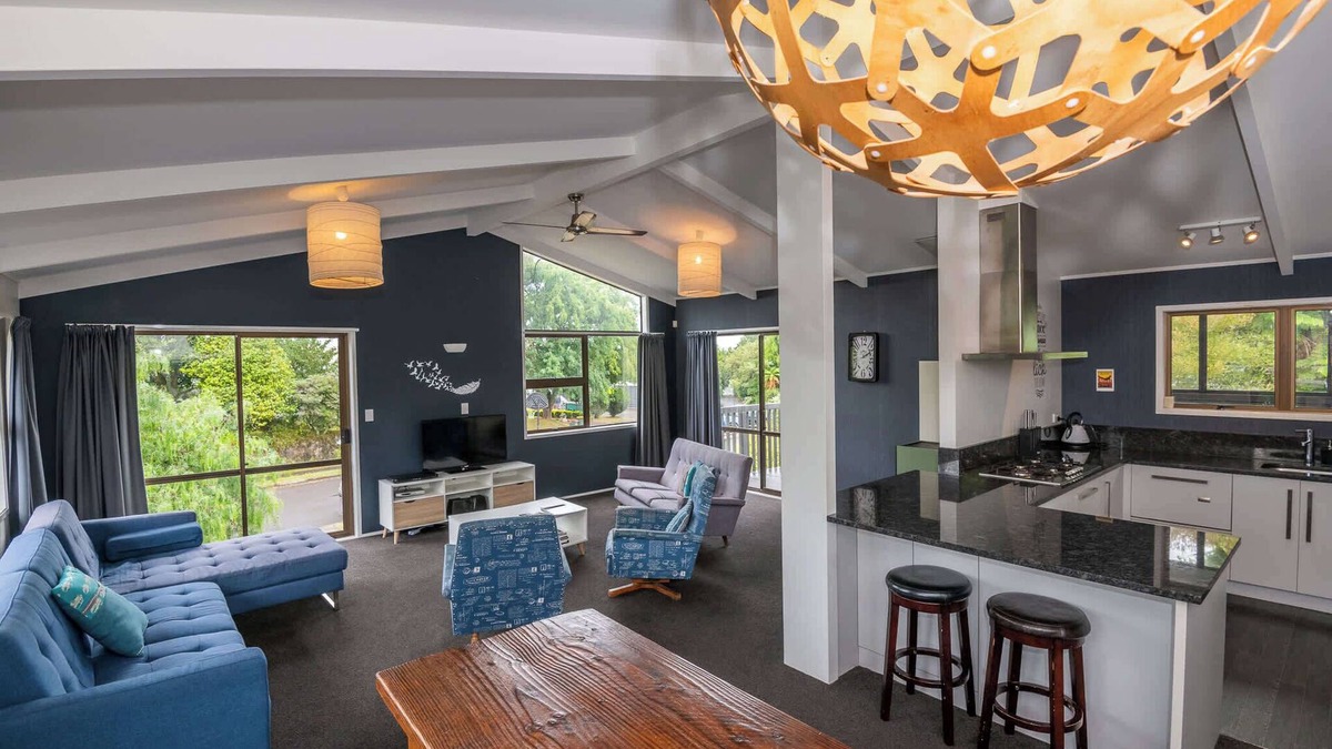 Lynmore House | As You Do | Walk to the Redwoods with Spa Pool
