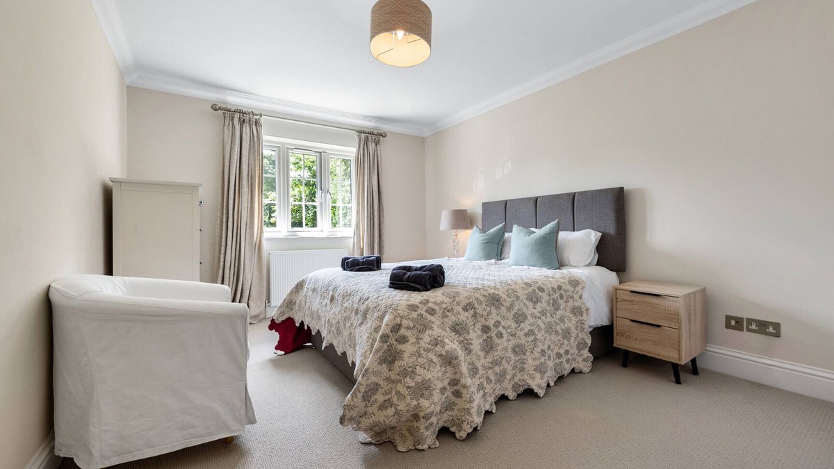 Ascot House | Ascot Spacious 4 Bedroom Home with Driveway