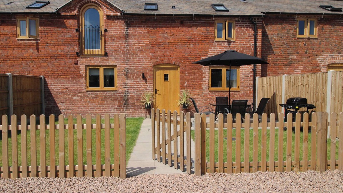 Loppington Cottage | ASH BARN, pet friendly, with a garden in Wem
