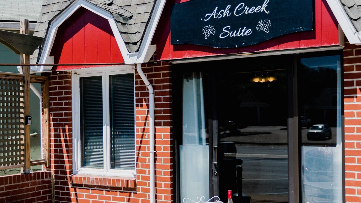 Hermann House | Ash Creek Suite - In Downtown Historic Hermann