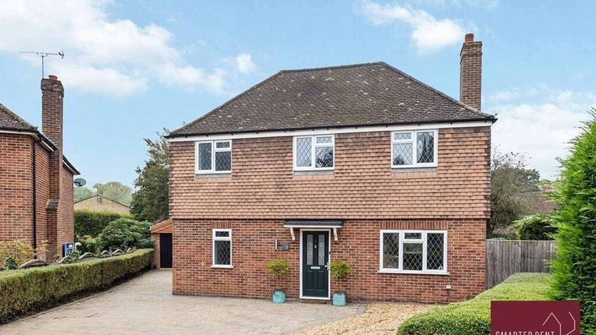 Aldershot House | Ash - Garden, Parking, Pets Welcome