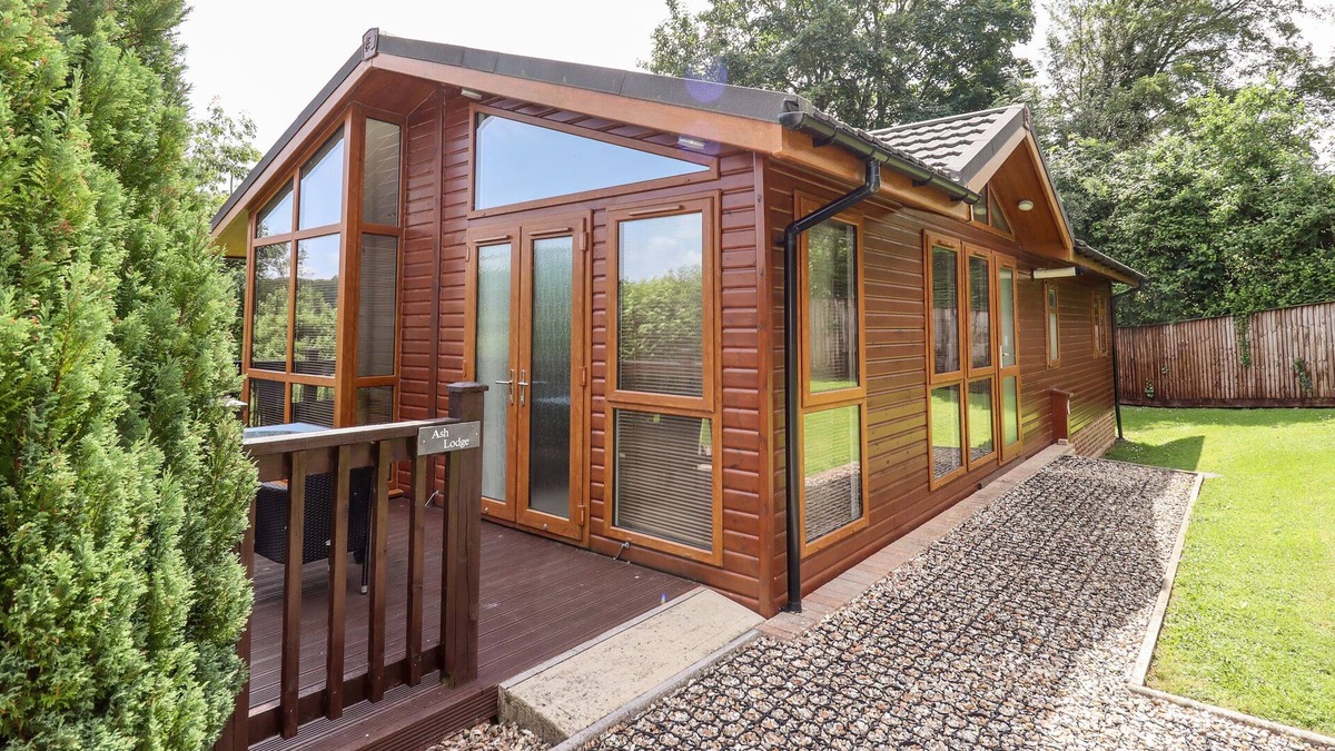 Longhope House | ASH LODGE, family friendly, with a garden in Glasshouse