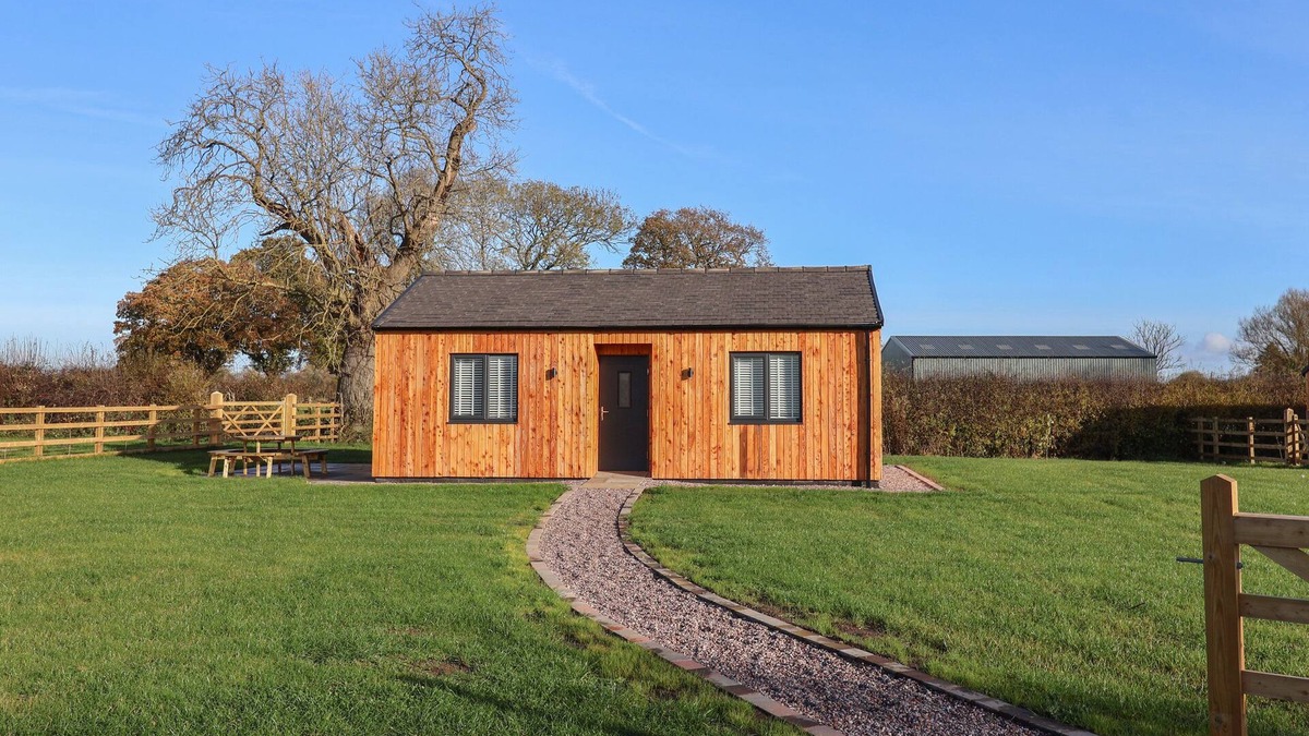 Radbourne Cabin | ASH LODGE, pet friendly, with a garden in Etwall