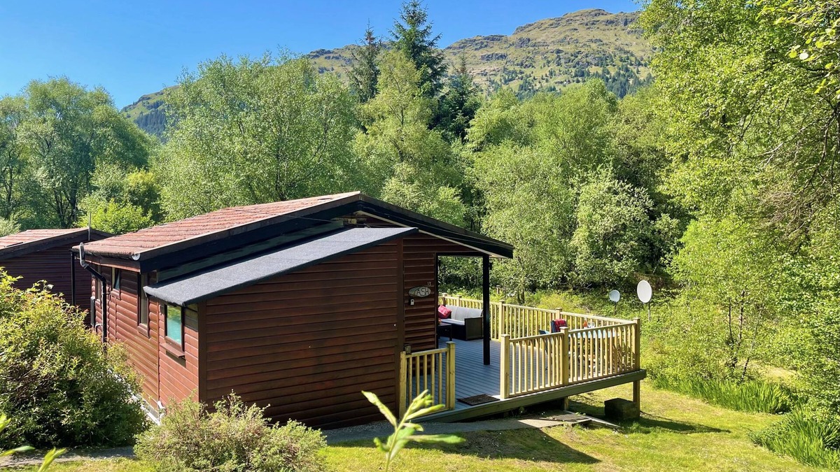Loch Eck Cabin | Ash Lodge – Romantic Log Cabin, with Hot Tub, Sleeps 2