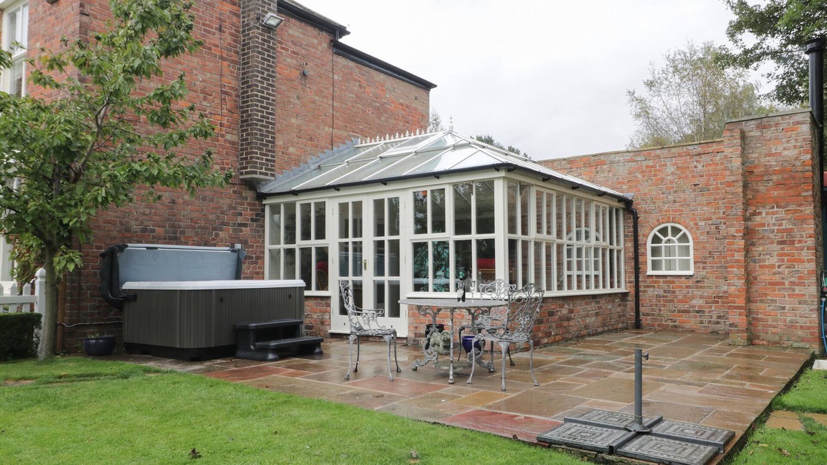 Winestead Cottage | ASH TREE LODGE, pet friendly, with hot tub in Burton Pidsea