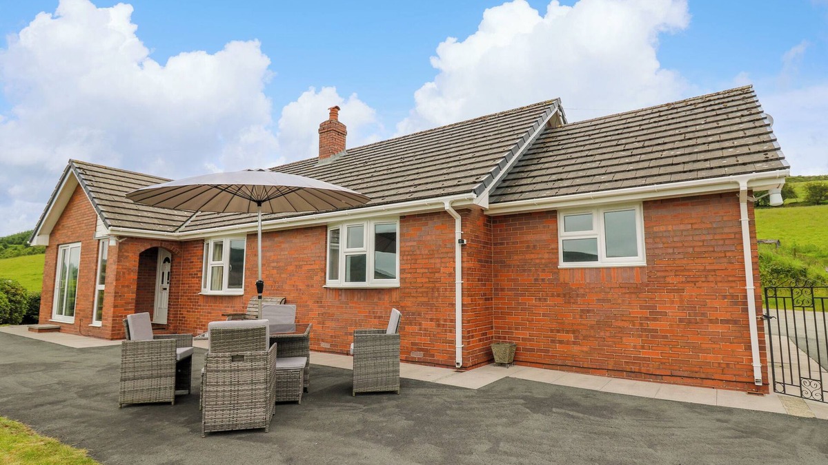 Rhayader Cottage | ASHDALE, family friendly, with a garden in Rhayader