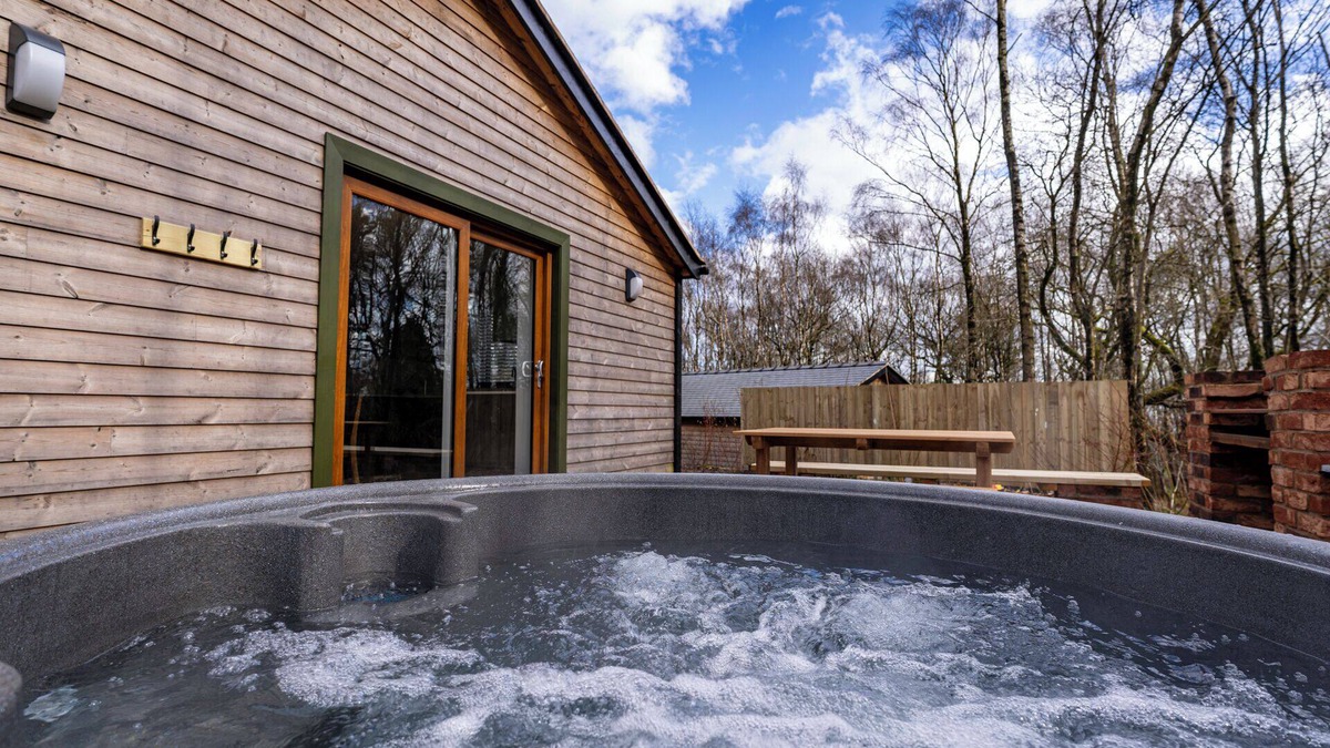 Farley Cabin | Ashenhurst; woodland lodge for 4 with hot tub, BBQ, near Alton Towers.