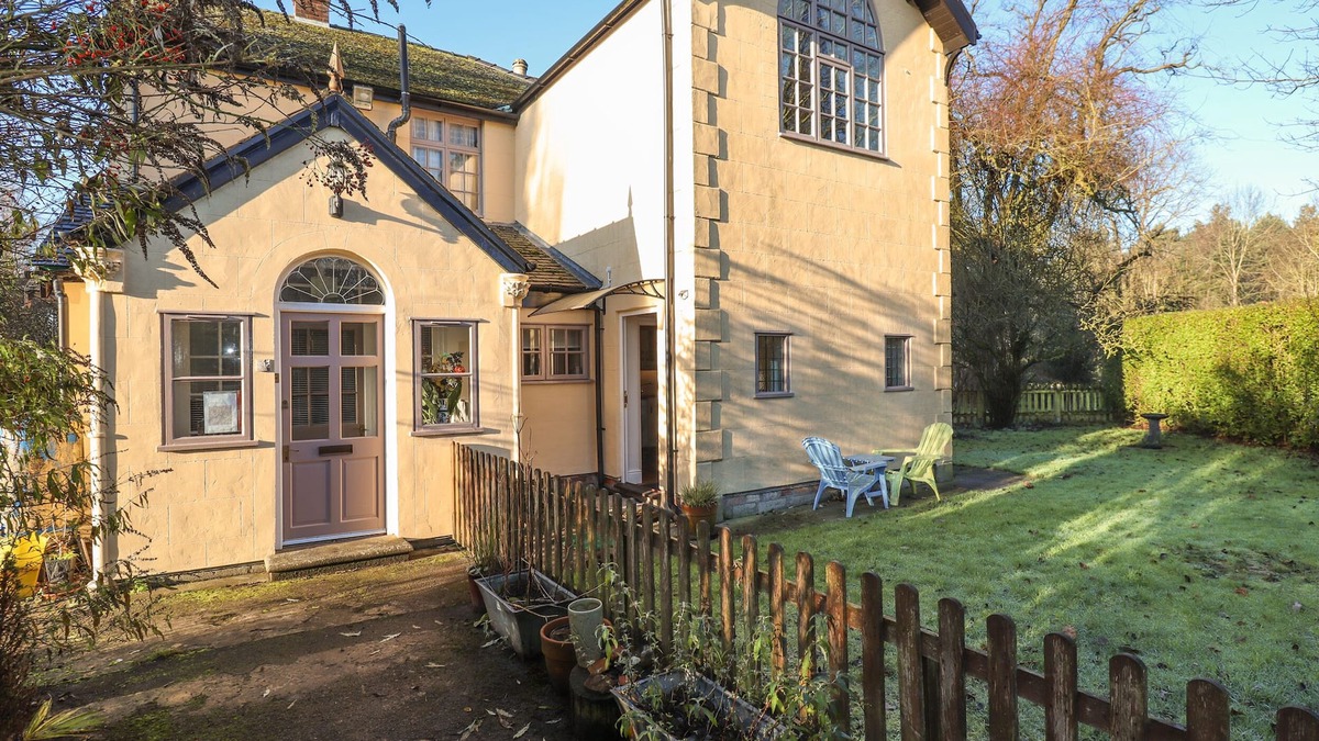 Holton Le Clay Cottage | ASHFIELD STUDIO, pet friendly, with a garden in Market Rasen
