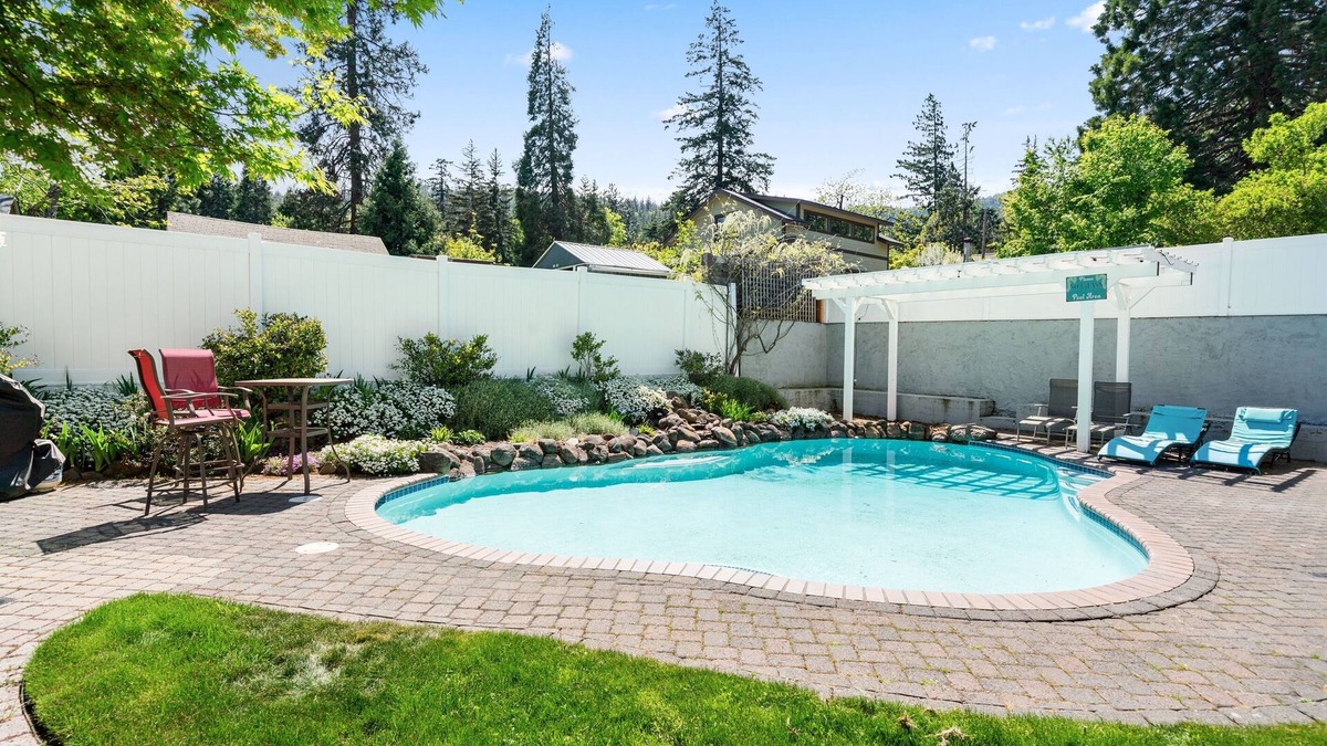 Ashland House | Ashland Luxury: 4 King suites, pool & hot tub