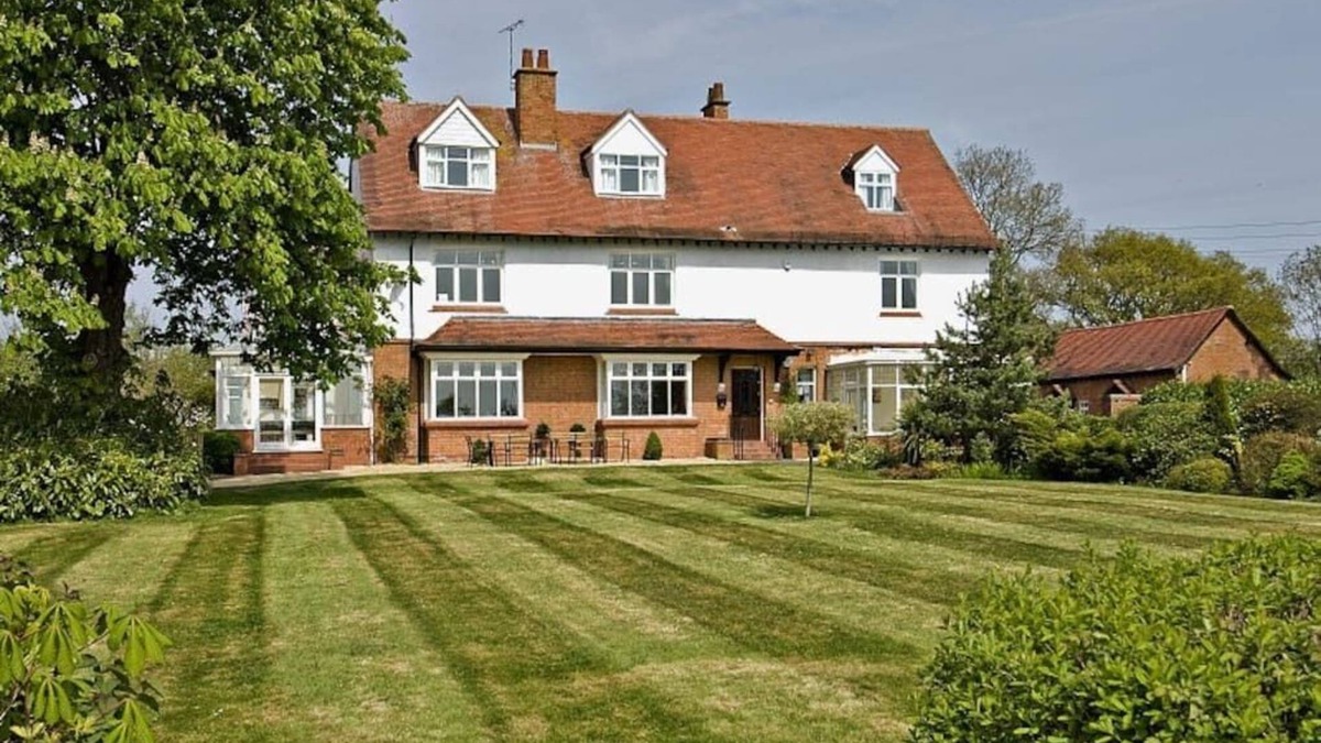 Callow Hill House | Ashleigh House - Sleeps up to 24 - Snooker table and HOT TUB