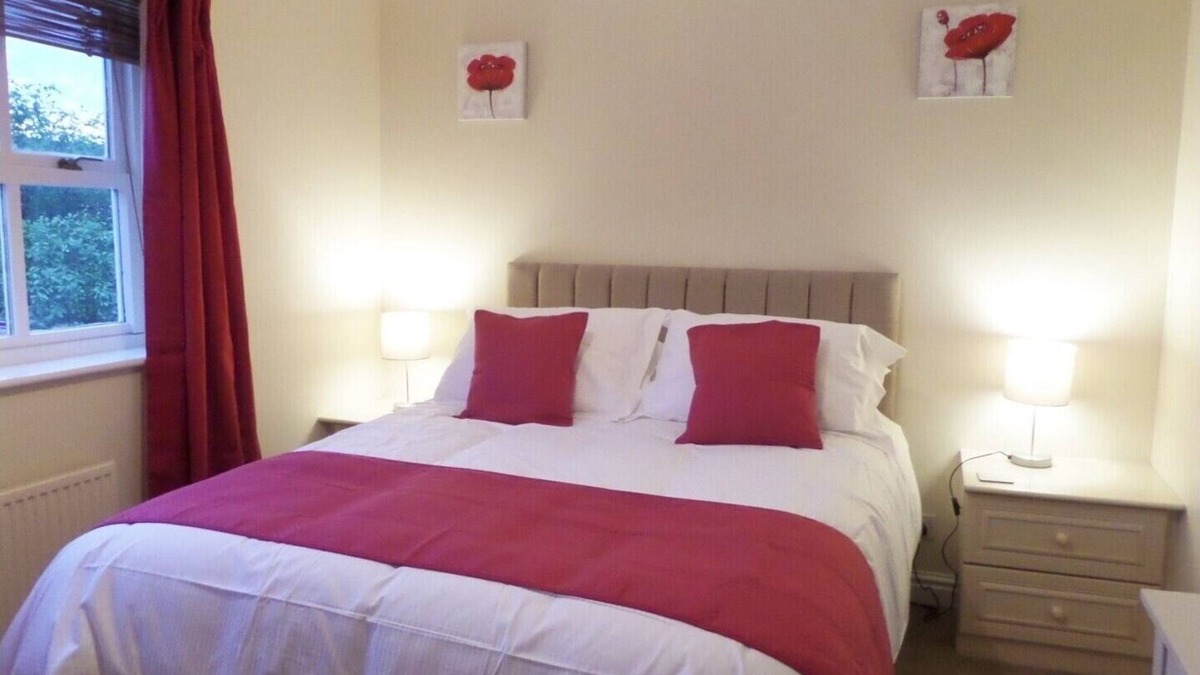 Hoole House | ASHTREE HOUSE,CHESTER.EXCELLENT LOCATION,PRIVATE PARKING & GARDEN IN QUIET AREA.