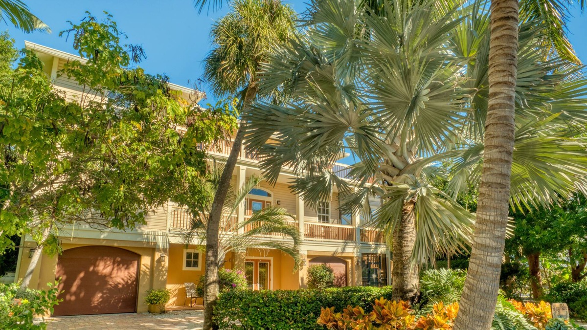 Captiva House | Ask about discounts FREE golfcart and bicycles, 5 star reviews, beautiful home