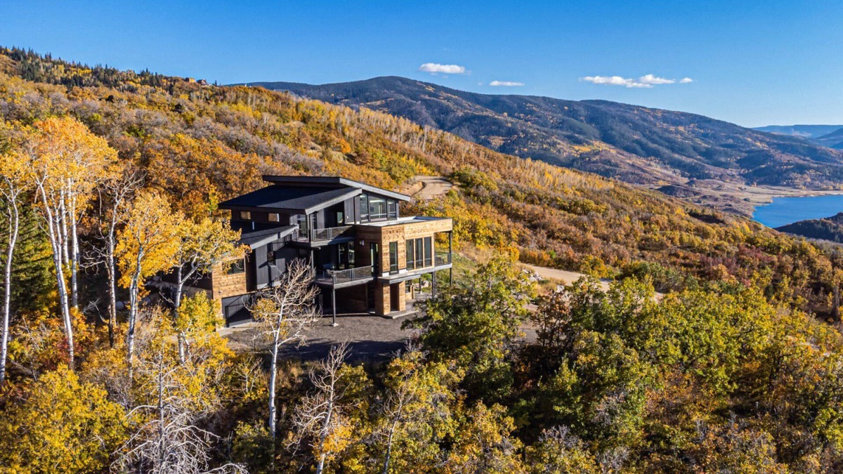 Old Town House | Ask About Monthly Rates for Our Dog Friendly Unit! Panoramic Views, 7 Mi to Resort, Decks-Gym-Garage