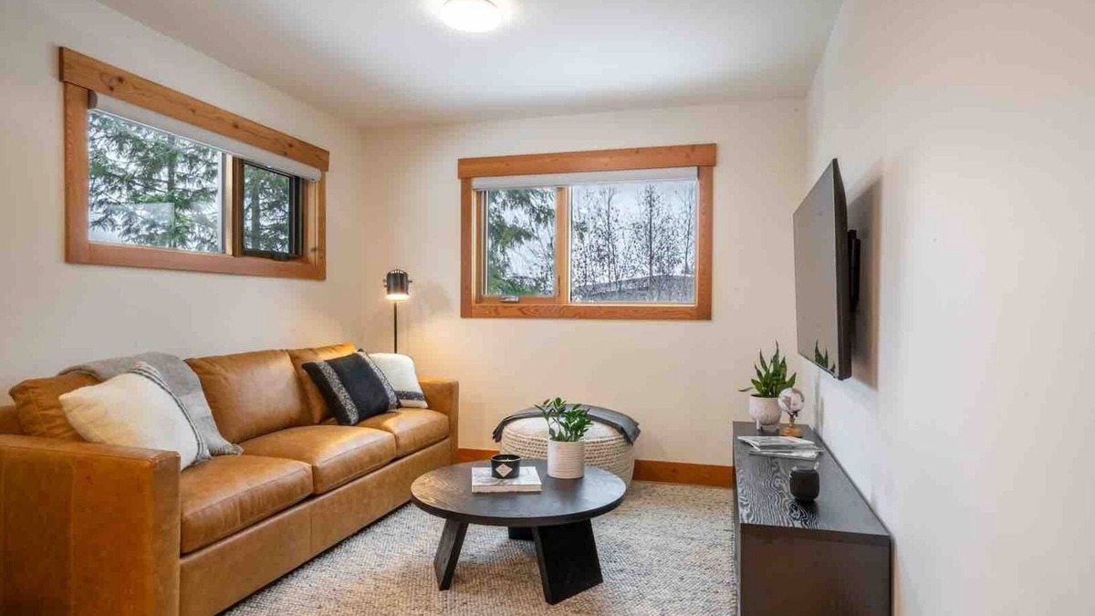 Revelstoke Apartment | Aspen Adventure House - Luxury Suite - 2 minutes from Revelstoke Mountain Resort