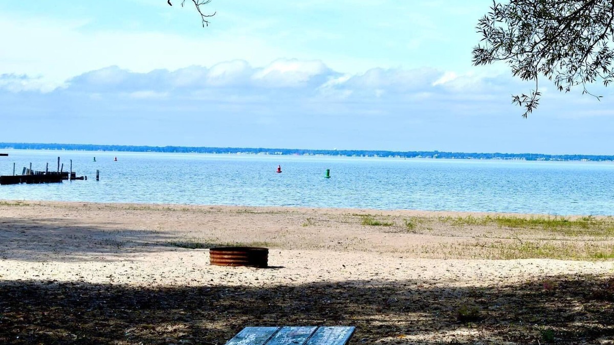 Tawas City Cottage | (Aspen Cabin) Charming 3 Bedroom Cottage on the Lake - Waterfront - Pets OK