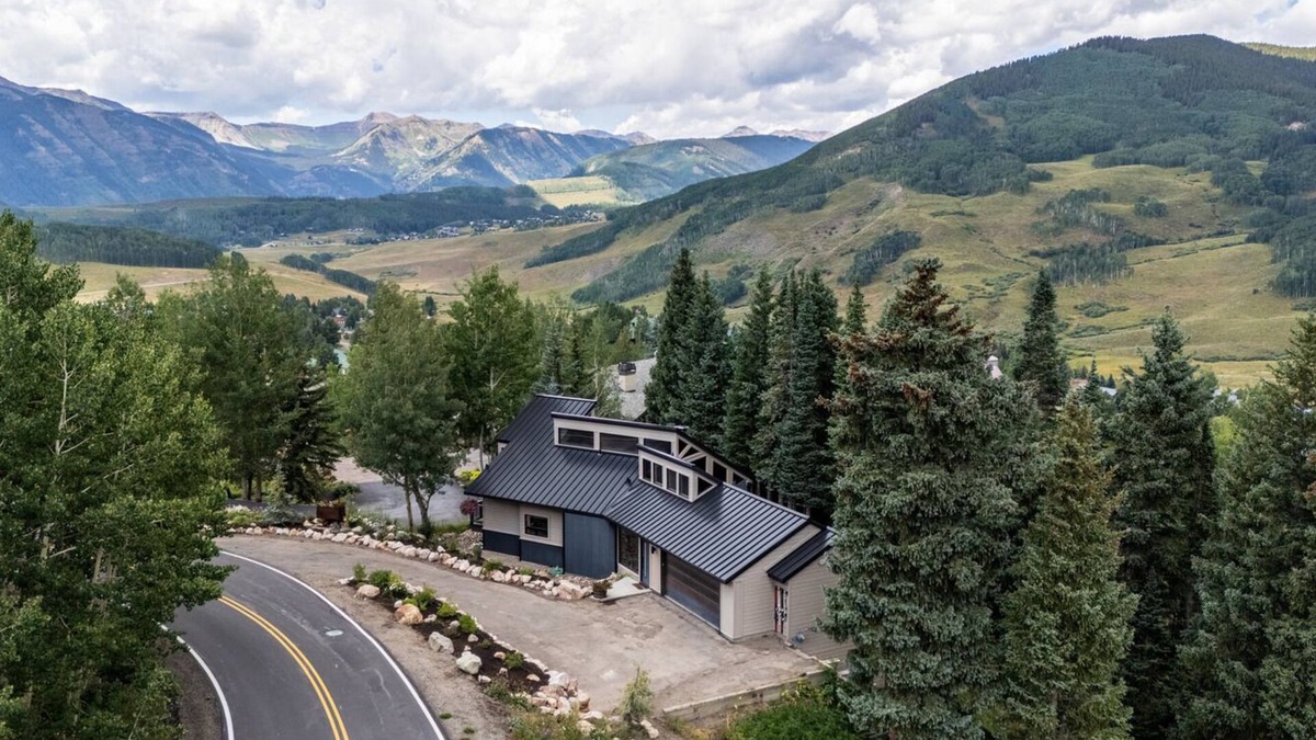 Crested Butte House | Aspen Extreme/Walk to Ski Access! Hot Tub! Great Views! Gourmet Kitchen!